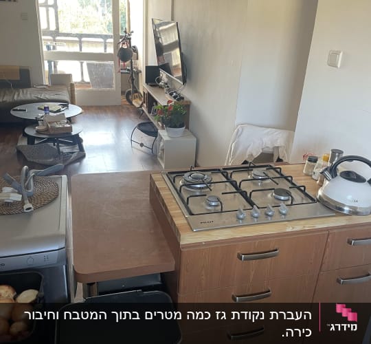 כיריים גז במטבח עם קומקום על השיש